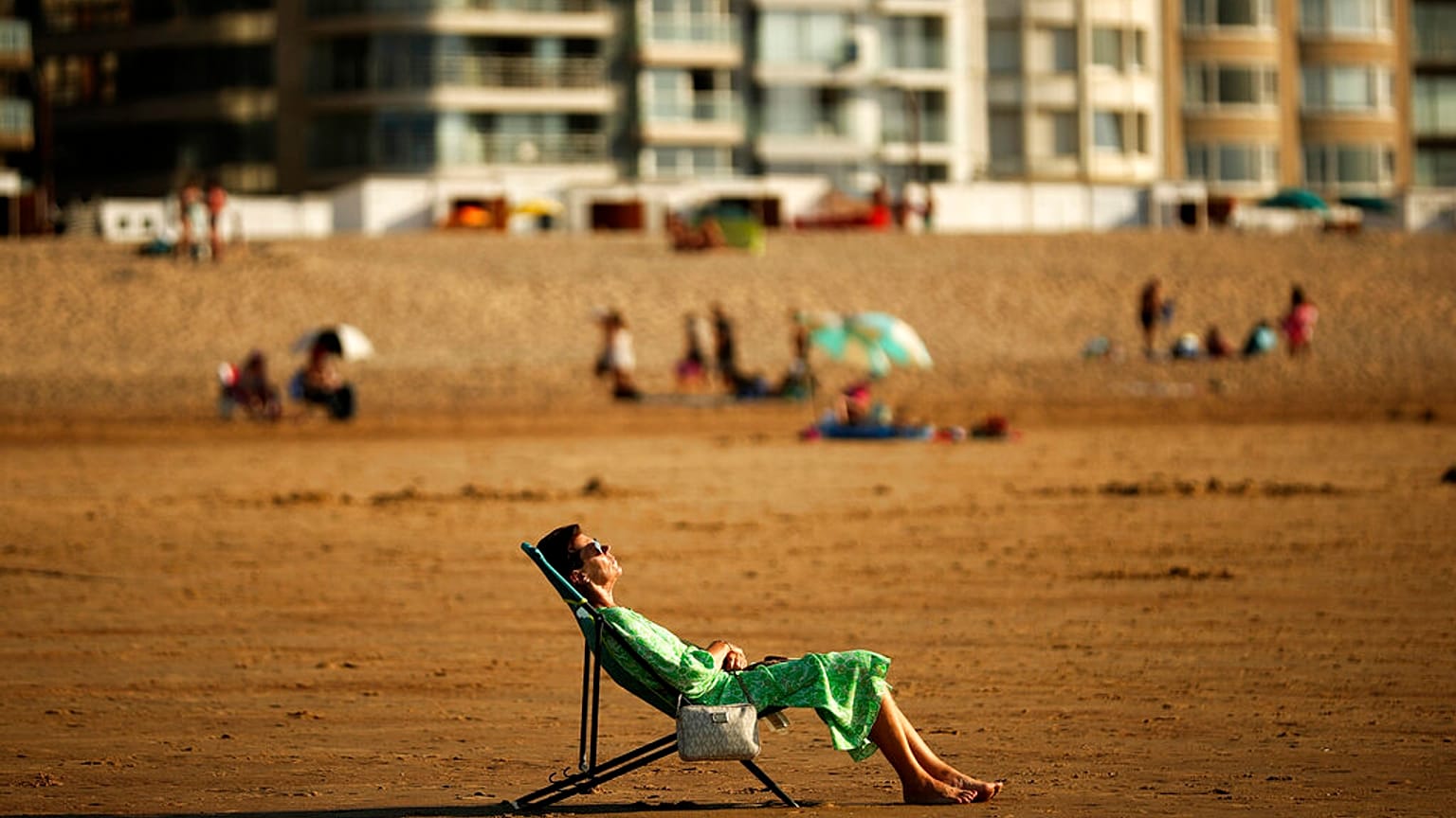 Egy nő napozik a belgiumi Knokke-Heist strandján 2020 július 31-én