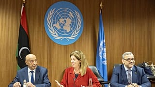 رئيس مجلس النواب الليبي عقيلة صالح (يسار) والمستشارة الخاصة للأمم المتحدة بشأن ليبيا ستيفاني ويليامز ورئيس المجلس الأعلى للدولة الليبي خالد المشري (يمين)، جنيف، 28 يونيو 2022