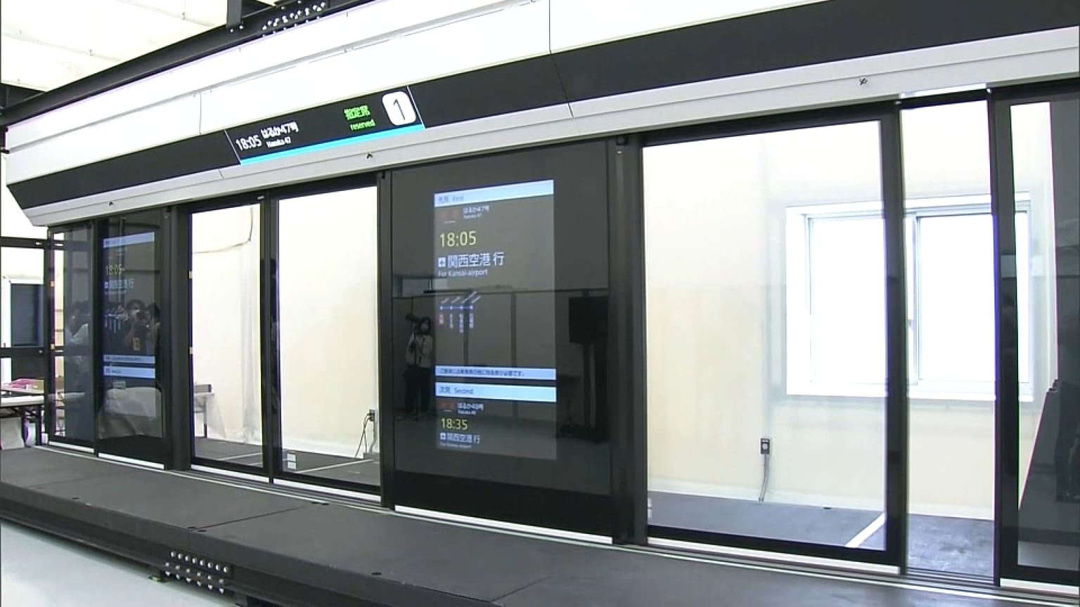 Teile des verschiebbaren Bahnsteigs in Osaka-Umekita