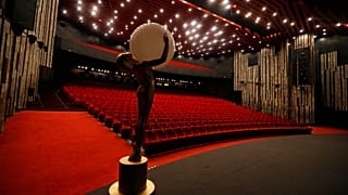 "Хрустальный глобус" - главный приз Кинофестиваля в Карловых Варах - в форме статуи. 