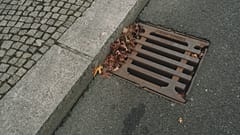 Symbolbild - Ein 8 Jahre alter Junge wurde nach über einer Woche lebend in einem Gully gefunden - wie er dort hinkam, wird jetzt ermittelt.
