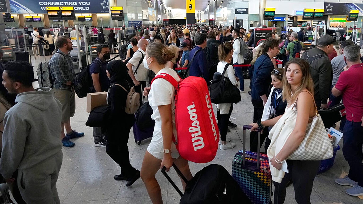 Viele Reisende am Flughafen Heathrow in London - trotz steigender Zahl von Corona-infektionen tragen nur wenige Masken