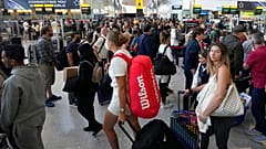 Viele Reisende am Flughafen Heathrow in London - trotz steigender Zahl von Corona-infektionen tragen nur wenige Masken