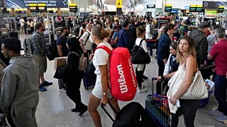 Viele Reisende am Flughafen Heathrow in London - trotz steigender Zahl von Corona-infektionen tragen nur wenige Masken