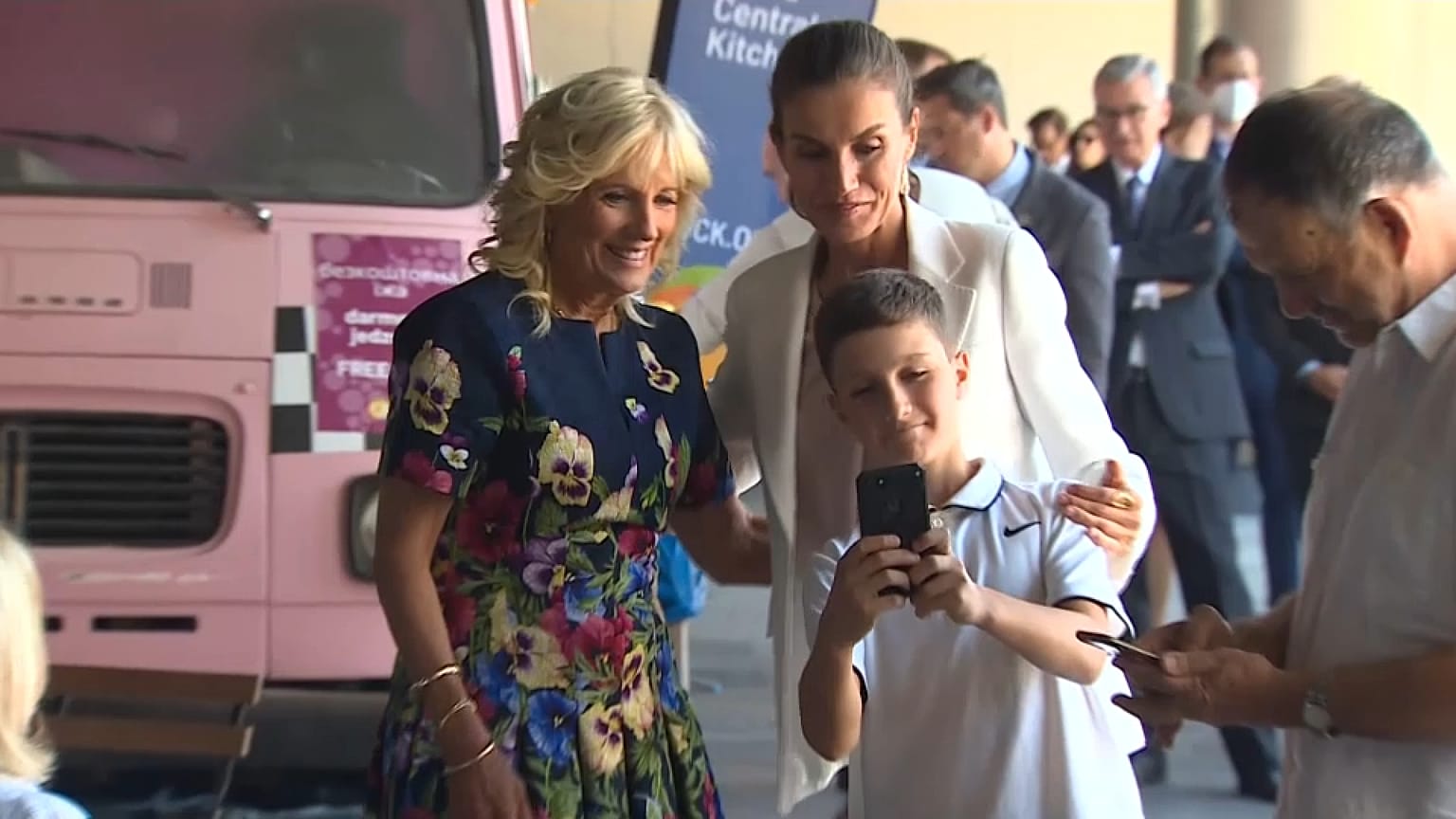 La reina Letizia y la primera dama de EEUU Jill Biden posan en un centro de refugiados ucranianos
