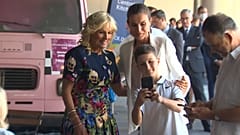 La reina Letizia y la primera dama de EEUU Jill Biden posan en un centro de refugiados ucranianos