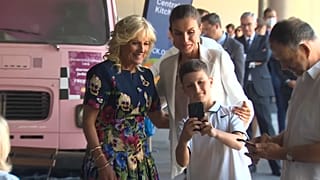 La reina Letizia y la primera dama de EEUU Jill Biden posan en un centro de refugiados ucranianos