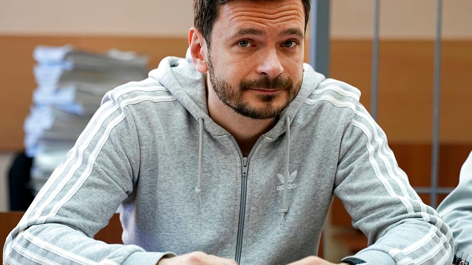 Der russische Oppositionsaktivist und Politiker Ilja Jaschin nimmt an einer Gerichtssitzung in Moskau teil