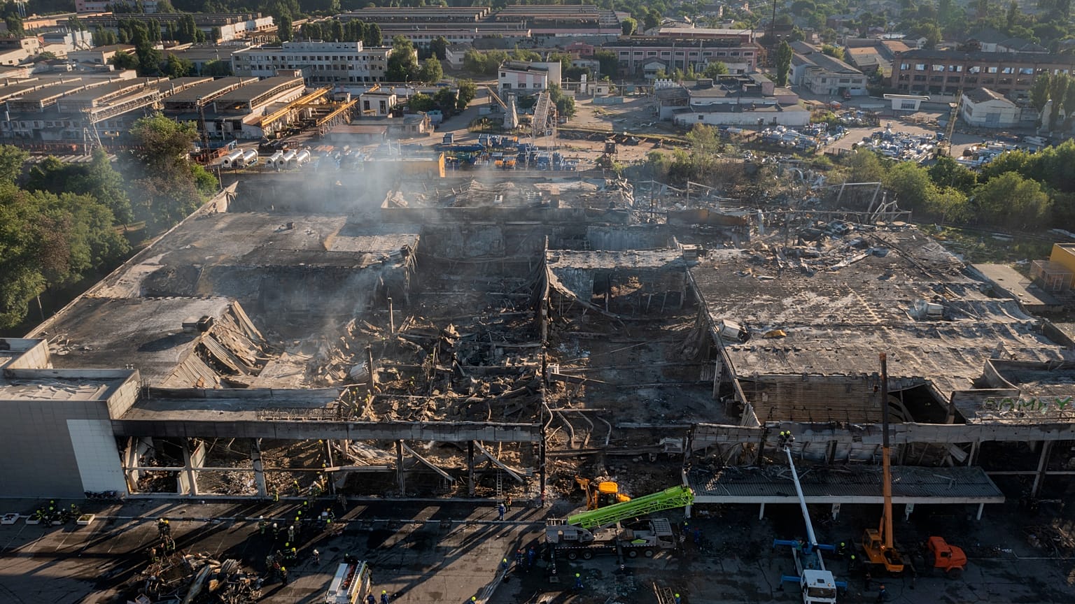 Le centre commercial détruit à Krementchouk en Ukraine près de Kyiv , le 28 juin 2022
