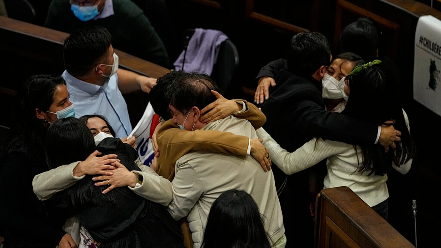 Miembros de la convención celebran la aprobación de una de las normas de la Constitución el 14 de junio de 2022
