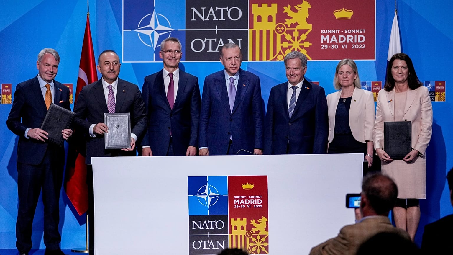 Les délégations turques, suédoises et finlandaises, ainsi que le secrétaire général de l'OTAN, après l'annonce d'un accord entre Ankara, Stockholm et Helsinki, le 22/06/2022