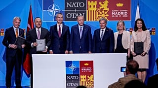 Les délégations turques, suédoises et finlandaises, ainsi que le secrétaire général de l'OTAN, après l'annonce d'un accord entre Ankara, Stockholm et Helsinki, le 22/06/2022