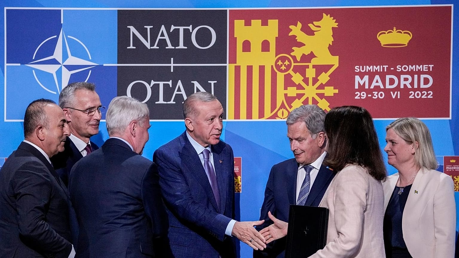 Turkish President Erdogan shakes hands with Swedish PM and Finnish President in Madrid, 28 June 2022