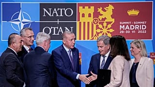 Turkish President Erdogan shakes hands with Swedish PM and Finnish President in Madrid, 28 June 2022