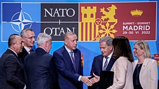  الرئيس التركي رجب طيب أردوغان يصافح وزيرة الخارجية السويدية آن ليندي بجانب الرئيس الفنلندي سولي نينيستو ورئيسة الوزراء السويدية ماجدالينا أندرسون في مدريد. 2022/06/28