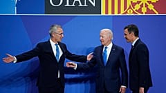 Ο Γ.Γ του ΝΑΤΟ Γενς Στόλτενμπεργκ με τους Τζο μπάιντεν και Πέδρο Σάντσεθ κατά την έναρξη της συνόδου του ΝΑΤΟ στη Μαδρίτη