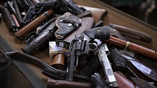 Armas apreendidas para destruição no Brasil (imagem de arquivo)