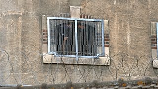 Archives : photo de la fenêtre d'une cellule de la prison d'Auxerre (centre de la France), le 09/09/2009