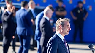 Ο Έλληνας πρωθυπουρ΄γος Κυριάκος Μητσοτάκης προσερχόμενος στη σύνοδο κορυφής του ΝΑΤΟ στη Μαδρίτη