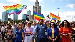 Varsó polgármestere, Rafal Trzaskowski és az egyenlőségért felelős európai biztos, Hanna Dalli a "Varsói és kijevi Pride"-on vonul 2022- június 25-én