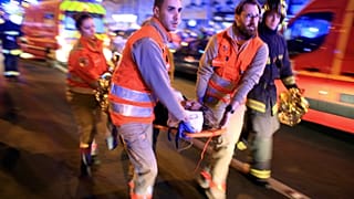 إجلاء امرأة مصابة من قاعة حفلات باتاكلان في هجمات نفذها تنظيم الدولة الإسلامية واستهدفت مدنيين في العاصمة الفرنسية، باريس، 13 نوفمبر 2015 