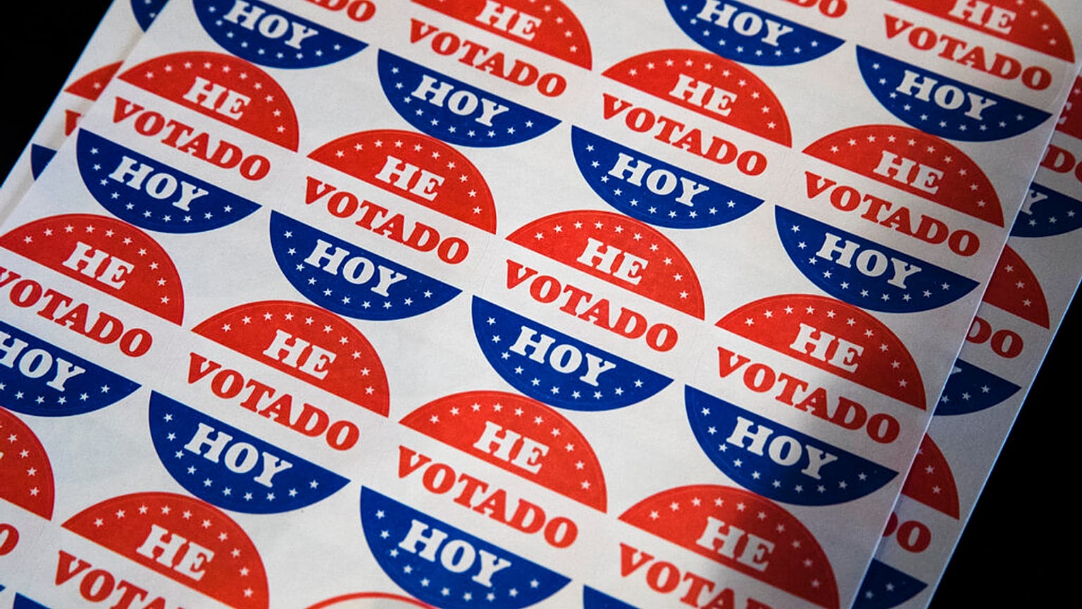 ARCHIVO - Se muestran en español las pegatinas "He votado hoy" o "I voted today" en un centro de votación en Filadelfia, el 21 de mayo de 2019.