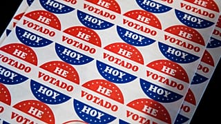 ARCHIVO - Se muestran en español las pegatinas "He votado hoy" o "I voted today" en un centro de votación en Filadelfia, el 21 de mayo de 2019.