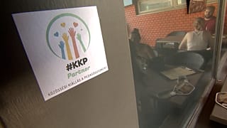 A kezdeményezés matricája egy pécsi kávézóban