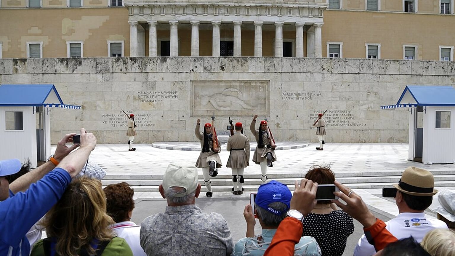 Turistas haciendo fotografías en Grecia