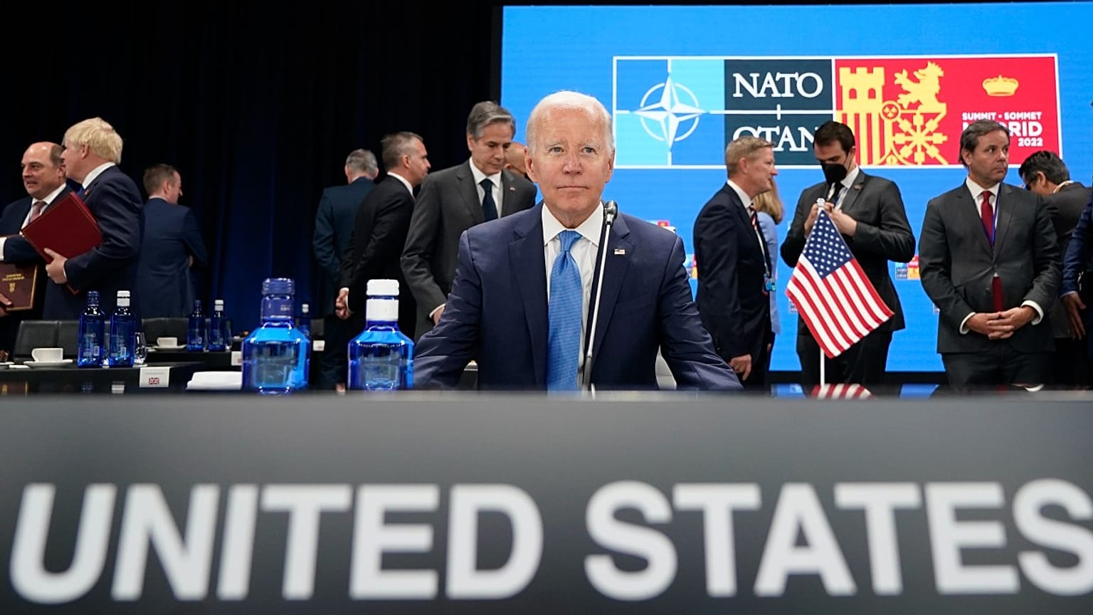 Joe Biden amerikai elnök egy kerekasztalbeszélgetésre vár a NATO madridi csúcstalálkozóján 2022. június 29-én