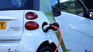 Dal 2035, stop alla vendita di nuove auto e furgoni a benzina e diesel