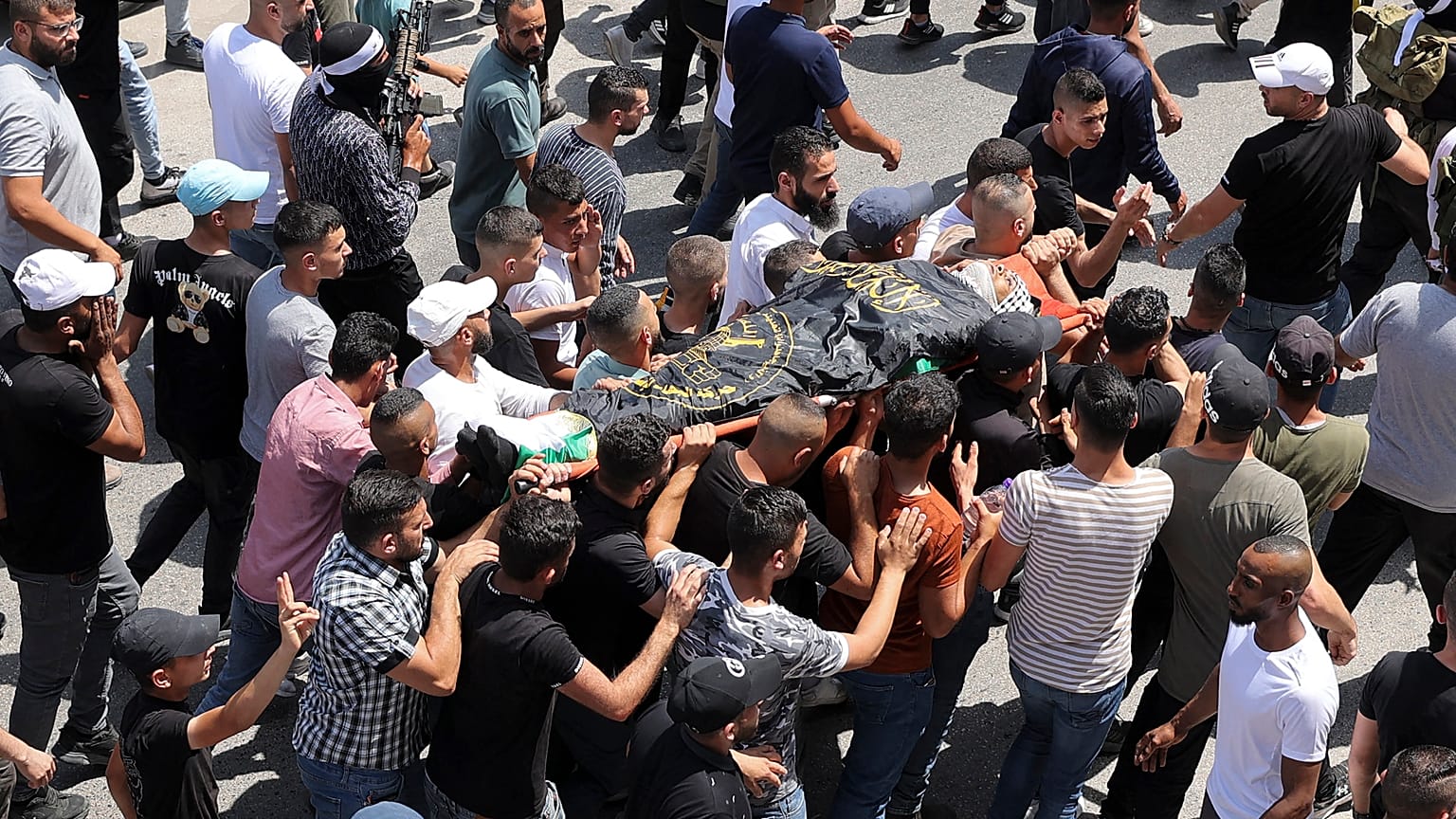 مشيعون يحملون جثمان الفلسطيني ليث أبو سرور 24 عاما والذي قتل برصاص الجيش الإسرائيلي في جنين 17/حزيران. 