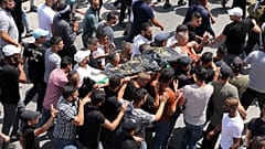 مشيعون يحملون جثمان الفلسطيني ليث أبو سرور 24 عاما والذي قتل برصاص الجيش الإسرائيلي في جنين 17/حزيران. 