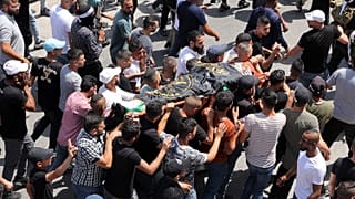 مشيعون يحملون جثمان الفلسطيني ليث أبو سرور 24 عاما والذي قتل برصاص الجيش الإسرائيلي في جنين 17/حزيران. 
