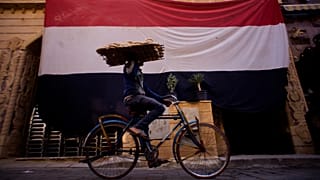 بائع يحمل أرغفة خبز على متن دراجة هوائية في القاهرة، مصر.