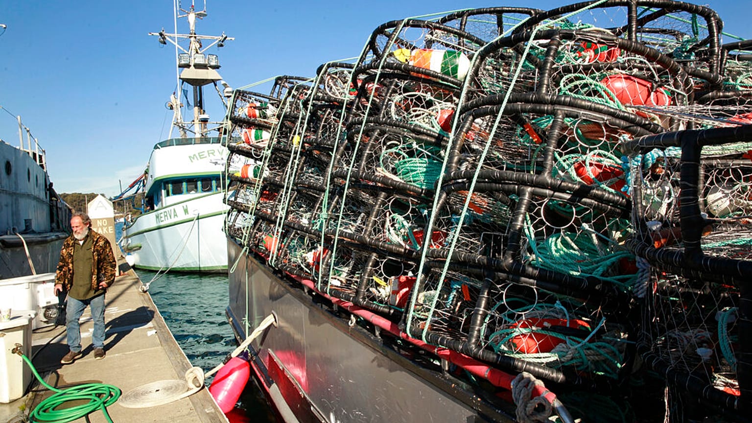 Ein Krabbenfischer in Spud Point Harbor, Kalifornien