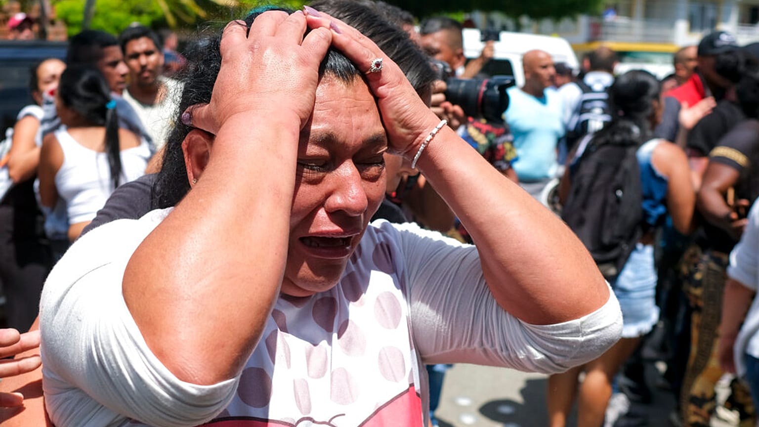 Una mujer llora ante la cárcel de Tuluá, Colombia