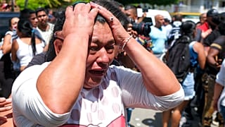 Una mujer llora ante la cárcel de Tuluá, Colombia