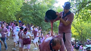 Teilnehmer der Weinschlacht von Haro sind dem Exzess nicht abgeneigt