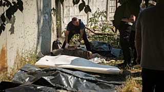 Украинские следователи работают на месте ракетного удара в Николаеве, погибли не менее пяти человек. 