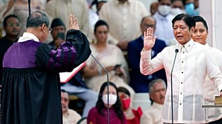Ferdinand Marcos Jr toma posse nas Filipinas