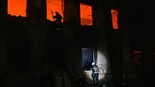 Украинские военные работают в жилом доме, куда попала российская ракета, в Николаеве. 18 июня 2022