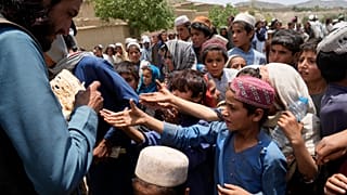 کمک به زلزله زدگان در افغانستان