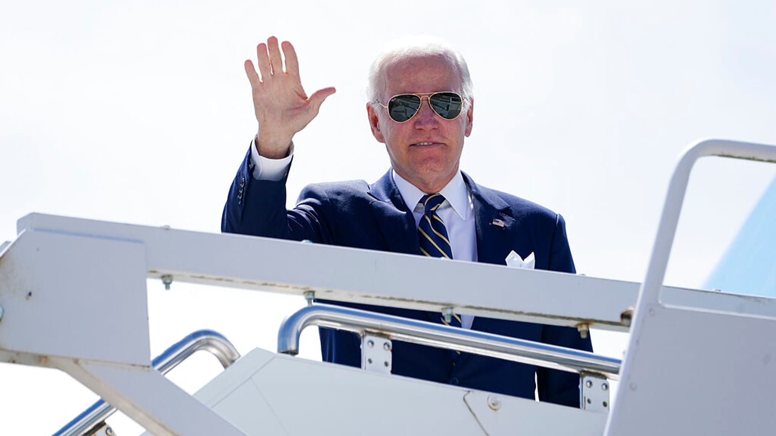 Joe Biden kurz vor dem Einstieg in die Air Force One auf dem Flughafen Madrid-Torrejon. Es ging direkt zurück nach Washington D.C. 