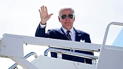 Joe Biden kurz vor dem Einstieg in die Air Force One auf dem Flughafen Madrid-Torrejon. Es ging direkt zurück nach Washington D.C. 