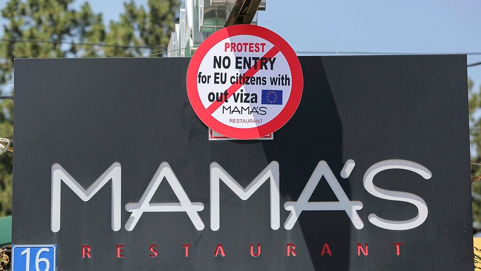 In diesem Restaurant in Pristina sind EU-Gäste "ohne Visum" unerwünscht
