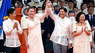 Filipinler Cumhurbaşkanı Ferdinand Marcos (sağda) ve Rodrigo Duterte'nin kızı Sara Duterte-Carpio (solda)