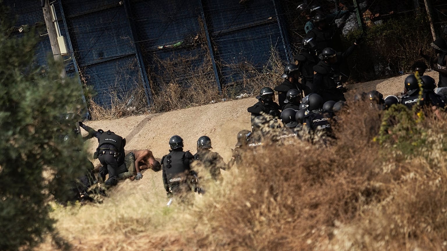 Migranten versuchen, die Grenze zwischen Melilla und Marokko zu überqueren, um nach Spanien und damit in das Hoheitsgebiet der EU einzureisen.