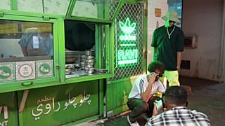 مجموعة من الشباب يلتقطون صورا تذكارية أمام مطعم رافي الباكستاني في دبي