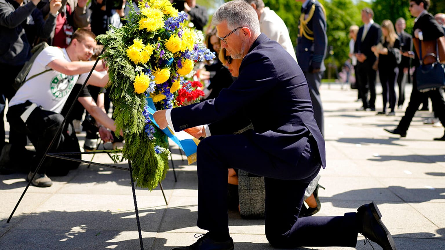 Der ukrainische Botschafter Melnyk legt während zum Gedenken an das Ende des Zweiten Weltkriegs vor 77 Jahren in Berlin einen Kranz nieder.